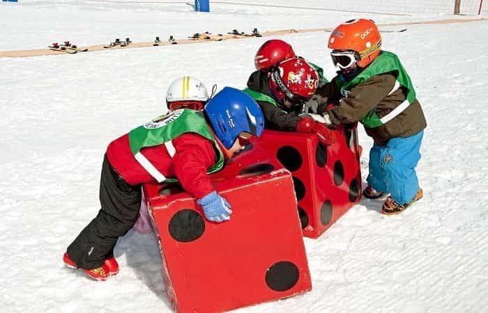 Niños jugando en la nieve en Estación de Esquí de Candanchú