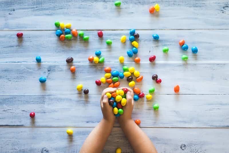 Niño recogiendo bolas de colores