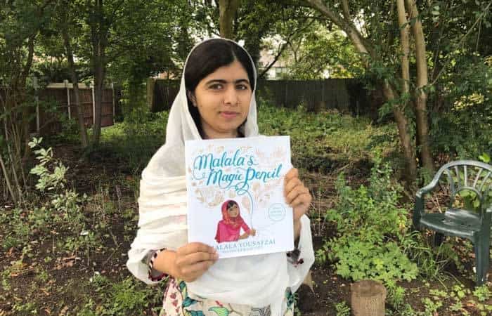 Malala posando con su nuevo libro