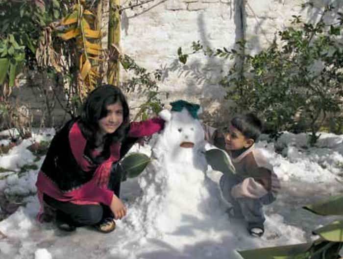 Malala y su hermano jugando con la nieve por primera vez, en Pakistán