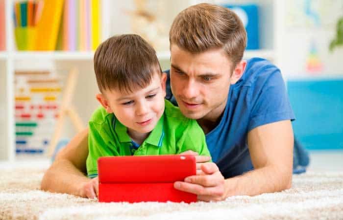 Padre e hijo juegan con una tablet
