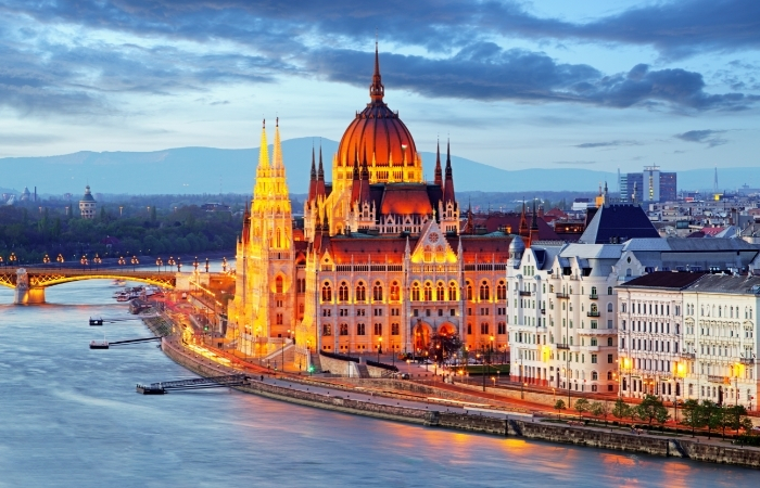 Ciudades de Europa perfectas para una escapada: Budapest Vistas de la zona del parlamento al anochecer