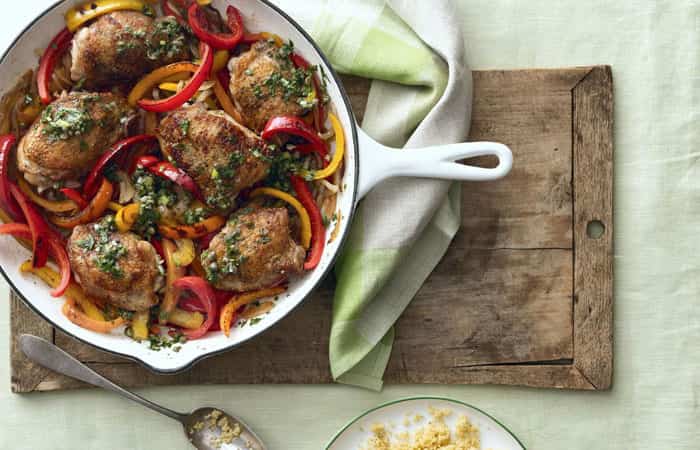 Recetas fáciles de pollo: Contramuslos crujientes con pimientos