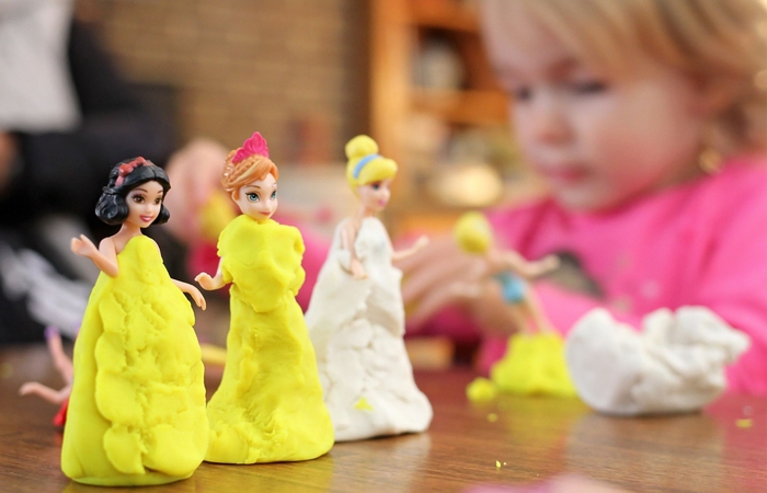 juegos de igualdad: princesas disney con trajes de plastilina