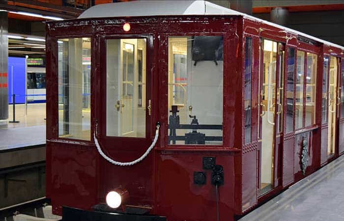 Exposición de trenes clásicos en la estación de Chamberí