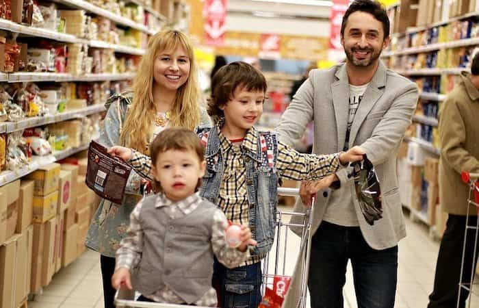 Alimentos nuevos: Familia haciendo la compra en el supermercado