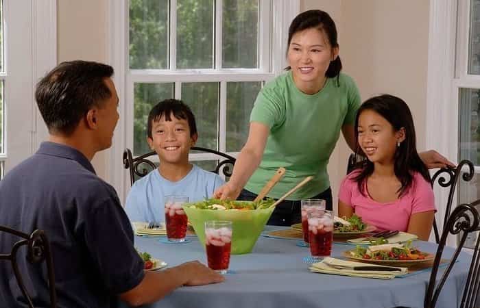 Alimentos nuevos: Familia cenando