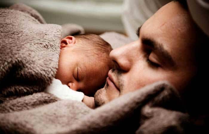 Bebé y papá durmiendo