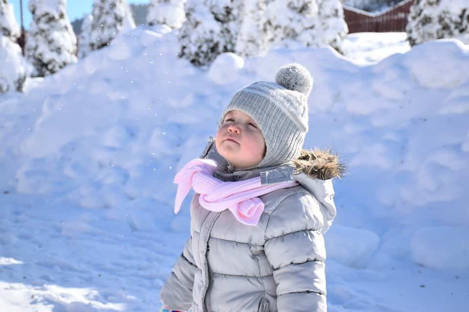 niña disfrutando del frío
