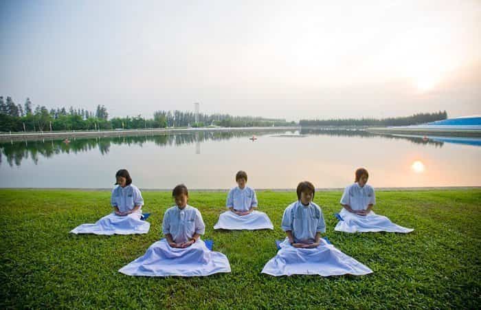 Niños meditando