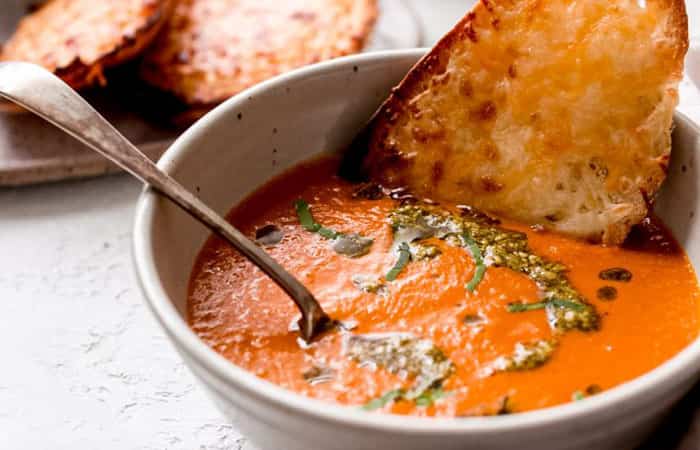 Recetas de cremas de verduras: Crema de tomate con pesto
