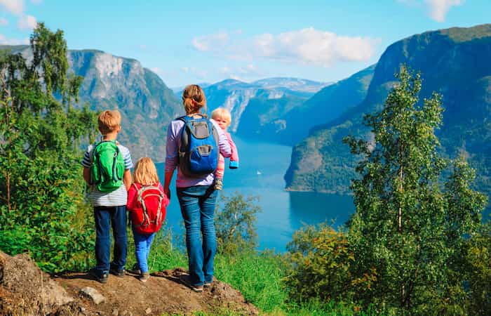 Familia de viaje en Noruega