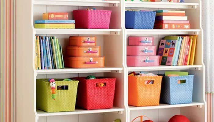 mantener ordenada la habitación de los niños con estanterías