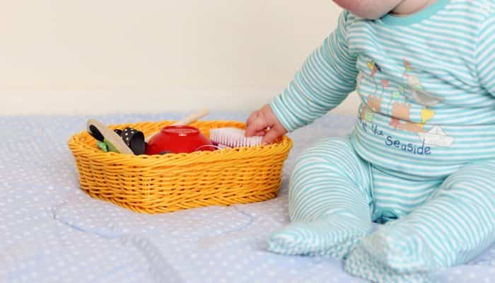 Juegos fáciles para bebés cesto sensorial