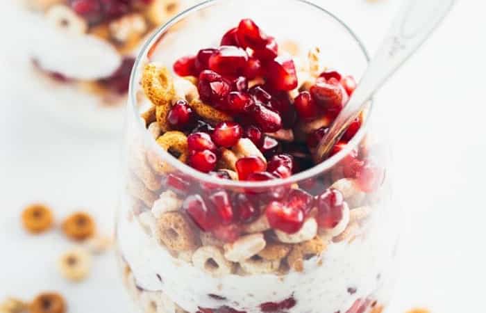 Desayunos para niños: Vasos de yogur, fruta y cereales