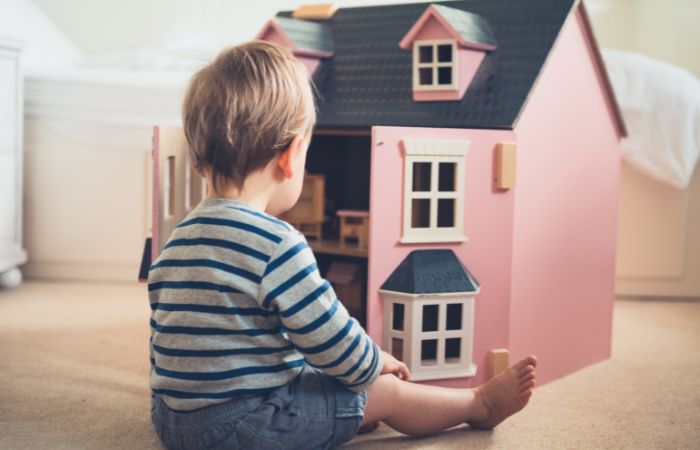 Juagar a ser papás y mamás: con una casa de juguete