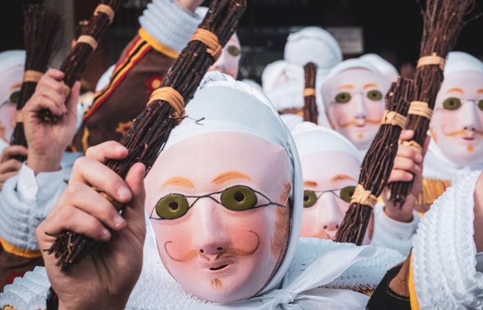 Viajar en carnaval con niños: Disfraces de Gilles en  Binche