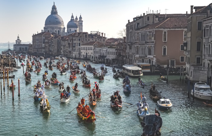 Viajar en carnaval con niños: Venecia, desfile de góndolas
