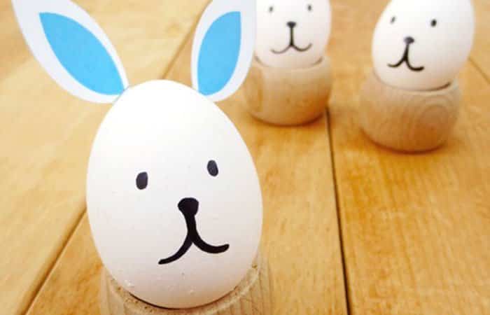 Decoración de huevos de Pascua, conejos pintados