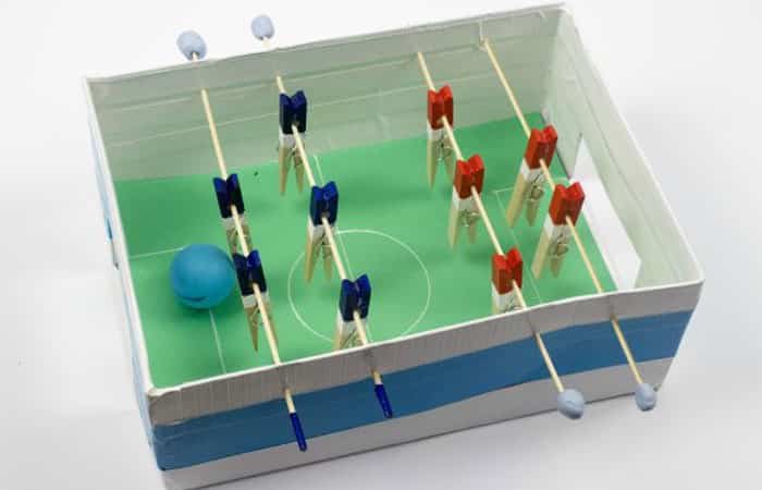 Hacer juguetes en casa: Futbolín en una caja 
