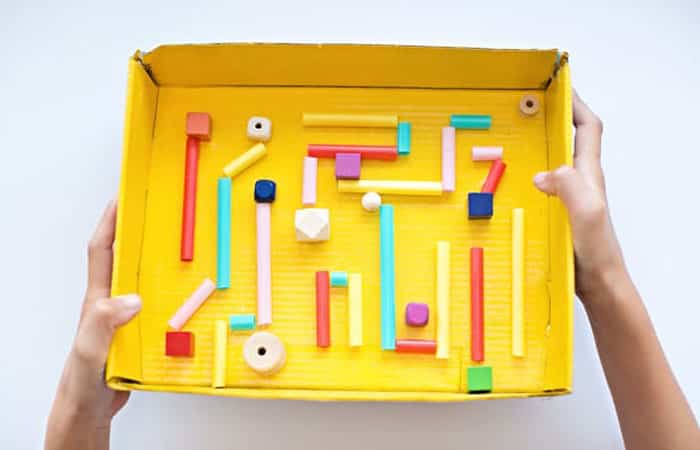 Hacer juguetes en casa: Laberinto en una caja