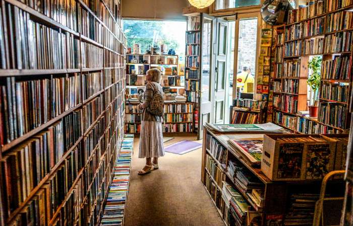 Disfrutar en la búsqueda de un libro en una librería