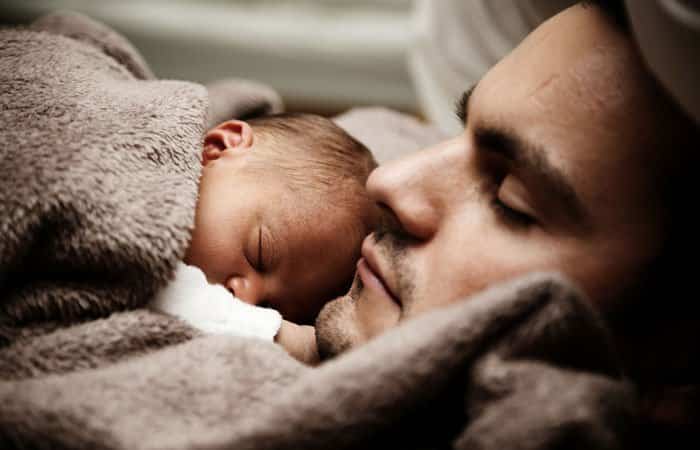 El importante papel del padre en la lactancia materna