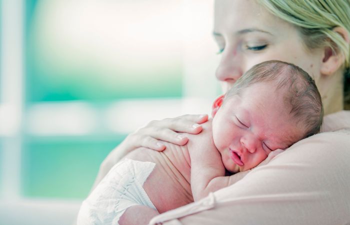 madre meciendo a su bebé: el movimiento para estimular la inteligencia