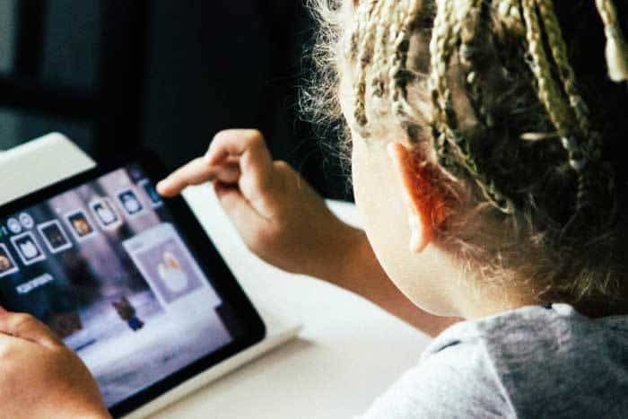 El debate sobre las pantallas y su efecto en niños y padres