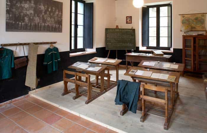 planes retro: antiguos pupitres de madera en el museo de la escuela rural