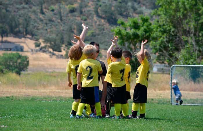 Niños jugando al fútbol