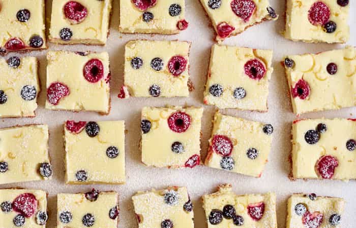 snacks con queso: pastel con frutas del bosque