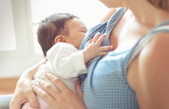 Para proteger a tu bebé del calor ofrécele el pecho más a menudo