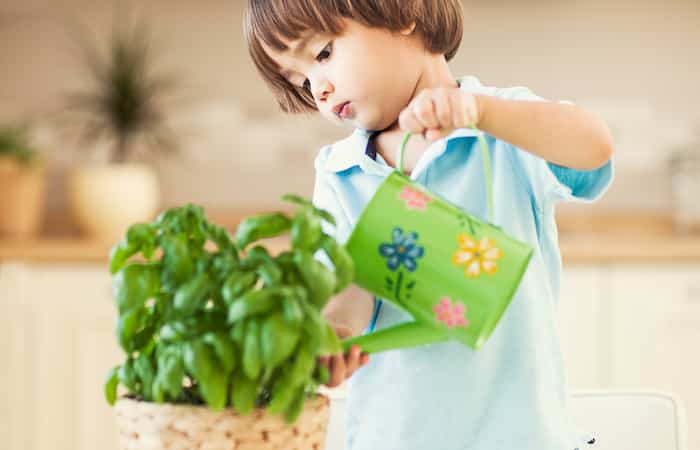 niño regando plantas