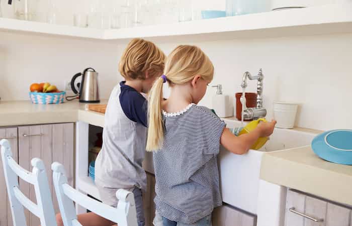 10 Tareas que tus hijos pueden hacer solos según el método Montessori