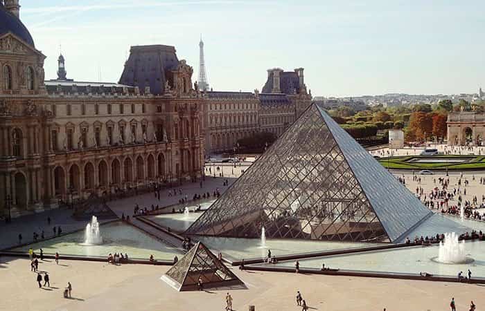 Pirámide del Museo del Louvre de Paris