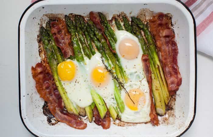 Recetas al horno: beicon, espárragos y huevo
