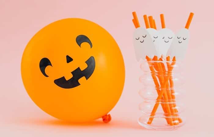 ideas para pasar halloween: globos de calabaza y pajitas fantasma