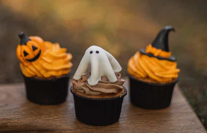 ideas para pasar halloween: cupcakes con adornos de fantasmas y calabazas