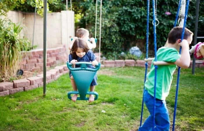 niños jugando en el parque