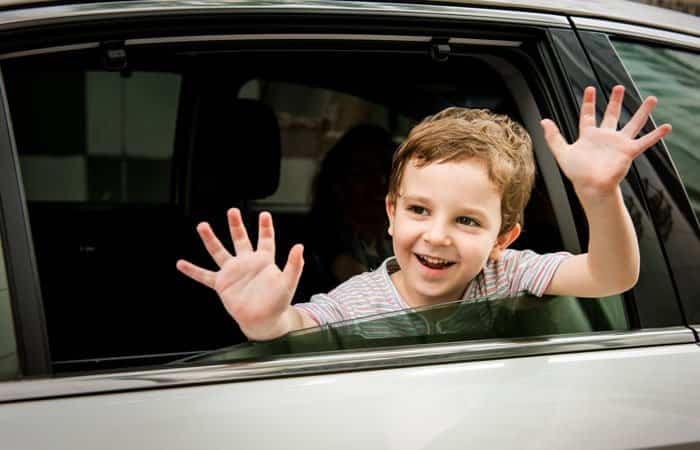 Cómo entretener a los niños en el coche