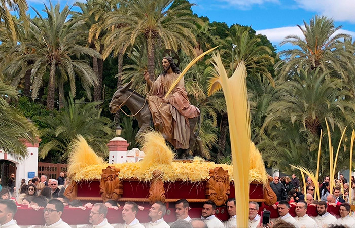 Las procesiones más destacadas de España: las palmas, en Elche