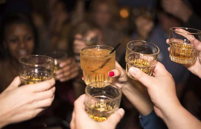 Cómo prevenir el abuso del alcohol en adolescentes
