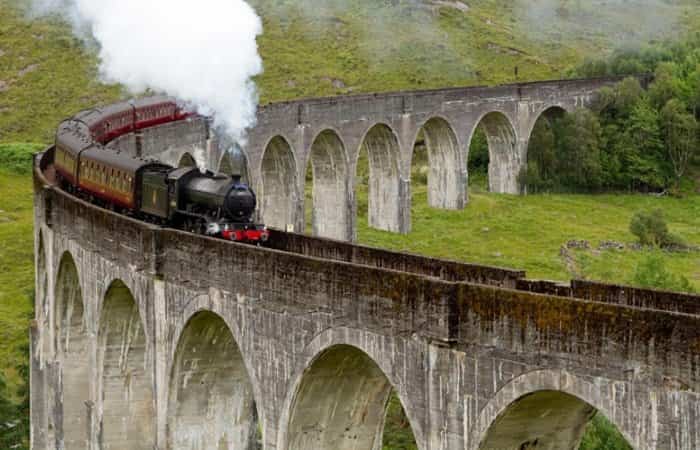 Turismo cinematográfico. El tren de Hogwarts en un puente de Escocia