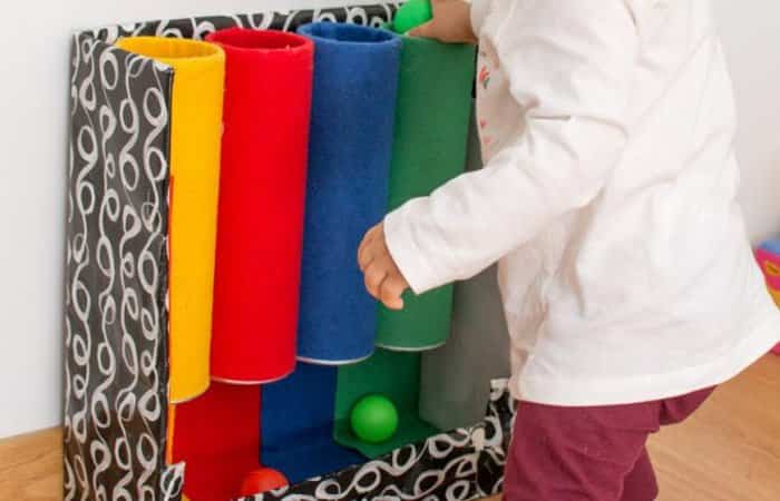 Juguete con tubos de colores para bebés