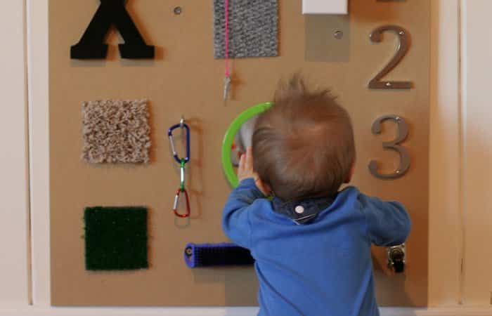 juguetes montessori en pared multisensorial