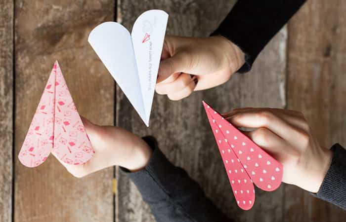 aviones de papel con forma de corazón