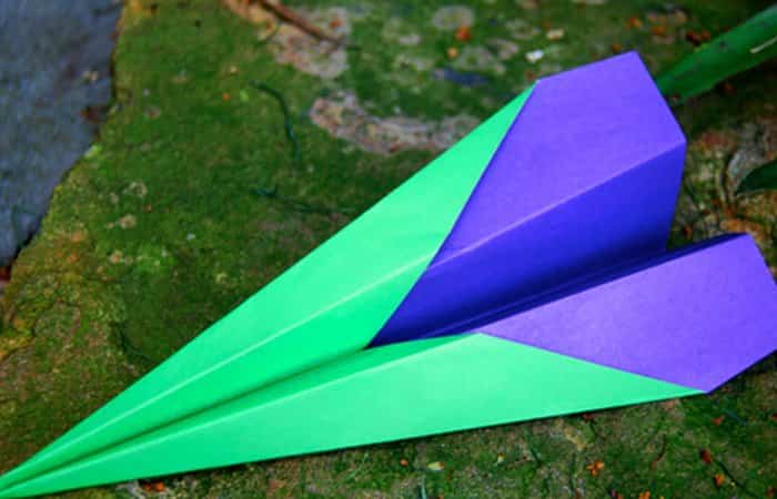 aviones de papel bicolores