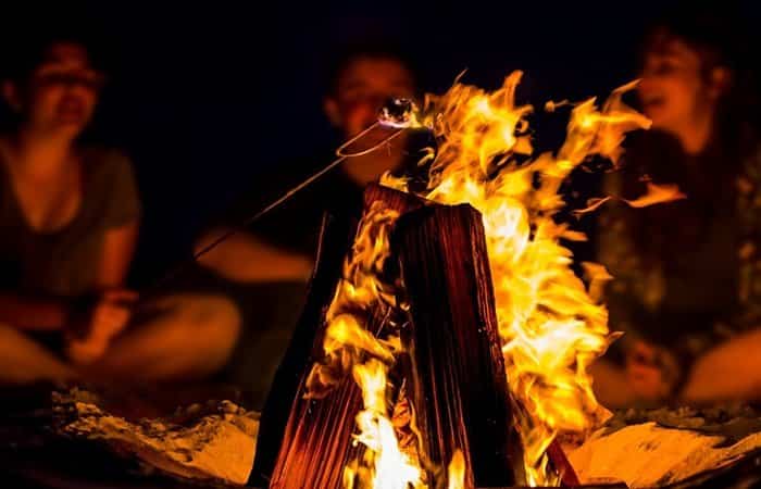 Haced una cena al aire libre o en la playa