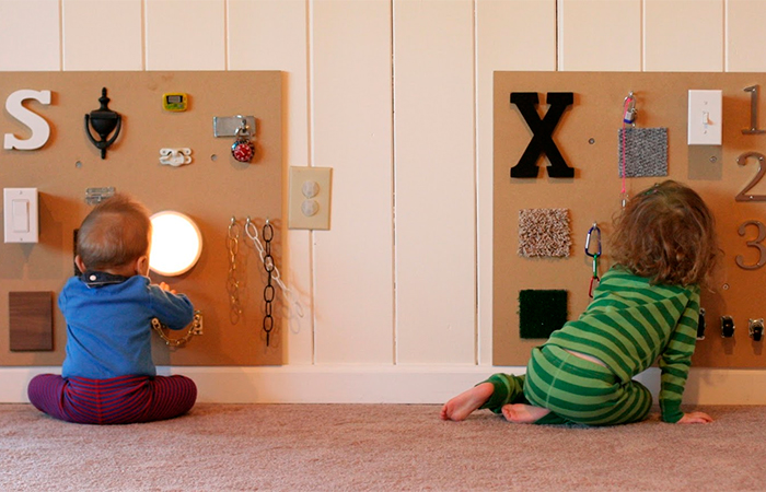 Juguetes Montessori: panel sensorial en la pared